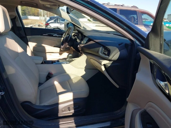 2018 Buick Regal Sportback Essence with VIN W04GP6SX7J1121153, listed as a IAAI auction lot 40979617 with NaN miles. Bid and sale history available at carsss.com. Image 5.