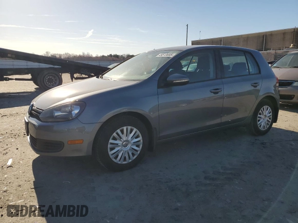 2013 Volkswagen Golf w/Conv z VIN WVWDB7AJ7DW096854, wystawiony jako Copart lot #49513685 z przebiegiem 176 770 mil mil oraz Czysty tytuł • Clean title. Historia ofert i sprzedaży dostępna na DreamBid. Obrazek 1.