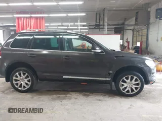 2010 Volkswagen Touareg VR6 z VIN WVGBF7A91AD002407, wystawiony jako IAAI lot #42369975 z przebiegiem 95 504 mil mil oraz . Historia ofert i sprzedaży dostępna na DreamBid. Obrazek 13.