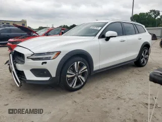 2024 Volvo V60 Plus z VIN YV4L12WY3R2137287, wystawiony jako Copart lot #59187525 z przebiegiem 9 555 mil mil oraz Szkoda całkowita • Salvage title. Historia ofert i sprzedaży dostępna na DreamBid. Obrazek 1.