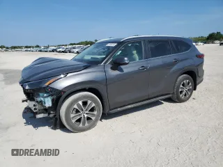 2023 Toyota Highlander L z VIN 5TDKDRAH7PS520564, wystawiony jako Copart lot #57409235 z przebiegiem 26 128 mil mil oraz Szkoda całkowita • Salvage title. Historia ofert i sprzedaży dostępna na DreamBid. Obrazek 1.