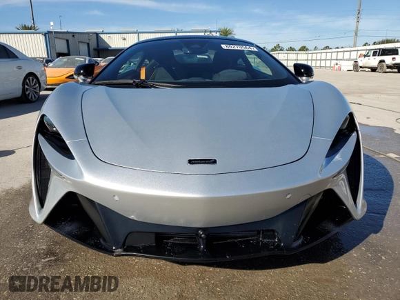 2023 McLaren Artura z VIN SBM16AEA4PW001953, wystawiony jako Copart lot #80270564 z przebiegiem 5956 mil mil oraz Nie do naprawy. Historia ofert i sprzedaży dostępna na DreamBid. Obrazek 5.