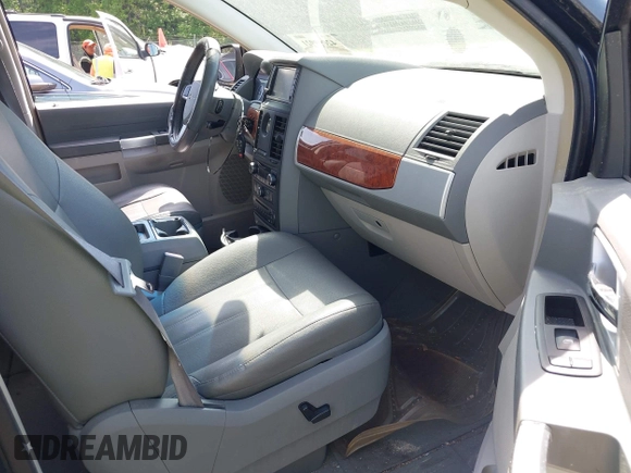 2008 Chrysler Town & Country Touring with VIN 2A8HR54P28R718253, listed as a IAAI auction lot 42099921 with 90,865 mi miles. Bid and sale history available at carsss.com. Image 5.