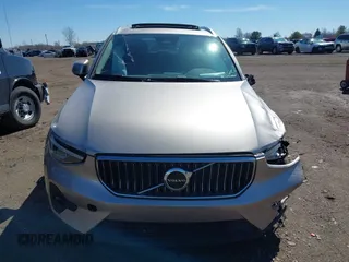 2024 Volvo XC40 Plus Bright Theme z VIN YV4L12UE3R2290695, wystawiony jako IAAI lot #41812076 z przebiegiem 42 047 mil mil oraz . Historia ofert i sprzedaży dostępna na DreamBid. Obrazek 12.