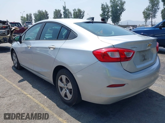 2017 Chevrolet Cruze LS z VIN 1G1BC5SM6H7121852, wystawiony jako IAAI lot #42354416 z przebiegiem 186 246 mil mil oraz . Historia ofert i sprzedaży dostępna na DreamBid. Obrazek 3.