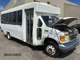 2005 Ford Econoline Cargo z VIN 1FDXE45S15HA86103, wystawiony jako Copart lot #57463555 z przebiegiem 41 714 mil mil oraz Tytuł czysty. Historia ofert i sprzedaży dostępna na DreamBid. Obrazek 1.
