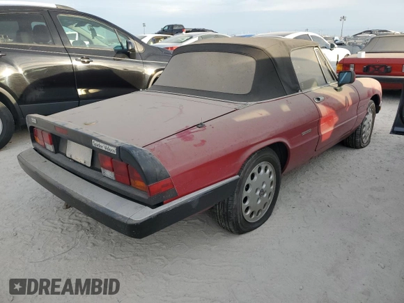 1990 Alfa Romeo Spider z VIN ZARBA12G6L6001683, wystawiony jako Copart lot #75611344 z przebiegiem 59 515 mil mil oraz Szkoda całkowita • Salvage title. Historia ofert i sprzedaży dostępna na DreamBid. Obrazek 3.