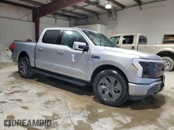 2024 Ford F-150 Lightning Lariat z VIN 1FT6W5L74RWG04451, wystawiony jako Copart lot #86058664 z przebiegiem 2 232 mil mil oraz Szkoda całkowita • Salvage title. Historia ofert i sprzedaży dostępna na DreamBid. Obrazek 4.