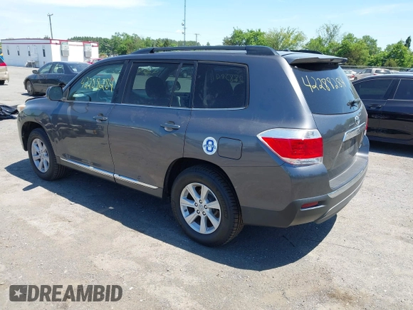 2011 Toyota Highlander z VIN 5TDBK3EH7BS064202, wystawiony jako IAAI lot #42288284 z przebiegiem 166 883 mil mil oraz . Historia ofert i sprzedaży dostępna na DreamBid. Obrazek 3.
