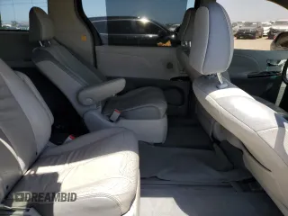 2011 Toyota Sienna XLE AAS z VIN 5TDYK3DC7BS111311, wystawiony jako Copart lot #57298675 z przebiegiem 131 597 mil mil oraz Szkoda całkowita • Salvage title. Historia ofert i sprzedaży dostępna na DreamBid. Obrazek 11.