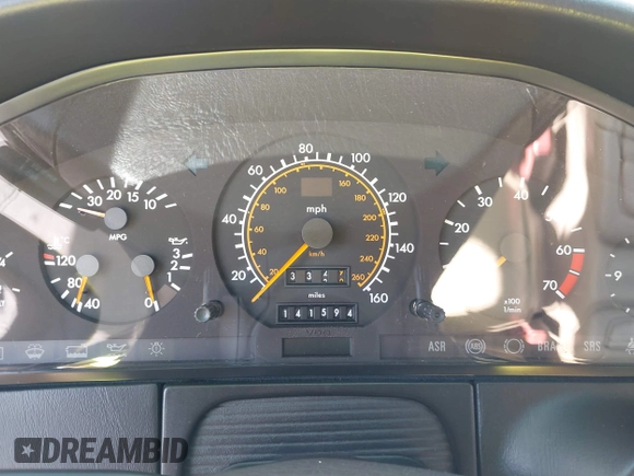 1993 Mercedes-Benz 500 z VIN WDBGA51E5PA138123, wystawiony jako IAAI lot #42012923 z przebiegiem 141 594 mil mil oraz . Historia ofert i sprzedaży dostępna na DreamBid. Obrazek 7.