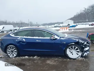 2018 Tesla Model 3 Long Range Battery z VIN 5YJ3E1EA5JF006370, wystawiony jako IAAI lot #41565266 z przebiegiem 55 376 mil mil oraz . Historia ofert i sprzedaży dostępna na DreamBid. Obrazek 13.
