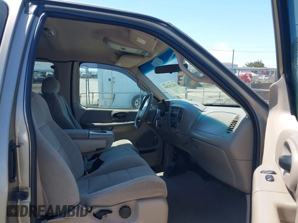 2001 Ford F-150 XL z VIN 2FTRX18L61CA78784, wystawiony jako IAAI lot #42228289 z przebiegiem 208 507 mil mil oraz . Historia ofert i sprzedaży dostępna na DreamBid. Obrazek 5.