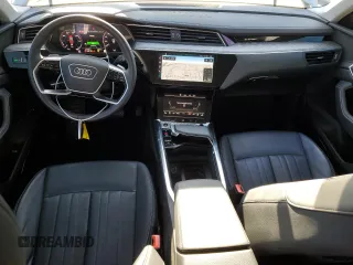 2022 Audi e-tron Premium Plus с VIN WA1LAAGE1NB026520, выставлен на аукционе Copart как лот 55696855 с пробегом 27 219 миль миль и Списание • Salvage title. История ставок и продаж доступна на DreamBid. Изображение 8.