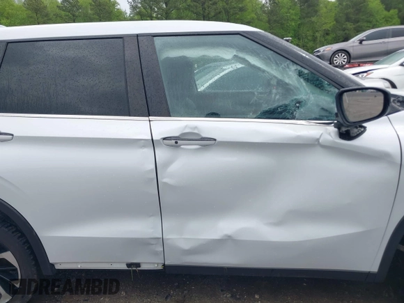 2022 Mitsubishi Outlander SE z VIN JA4J3UA86NZ013601, wystawiony jako IAAI lot #42009537 z przebiegiem 56 293 mil mil oraz . Historia ofert i sprzedaży dostępna na DreamBid. Obrazek 6.