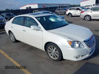 2008 Toyota Avalon XL z VIN 4T1BK36B68U261985, wystawiony jako IAAI lot #42257010 z przebiegiem 193 324 mil mil oraz . Historia ofert i sprzedaży dostępna na DreamBid. Obrazek 1.