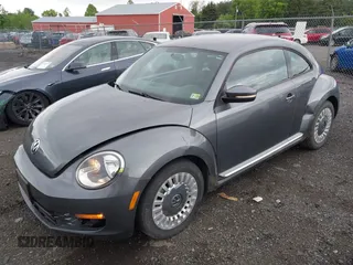 2014 Volkswagen Beetle 1.8T z VIN 3VWJ17AT4EM640278, wystawiony jako IAAI lot #42198194 z przebiegiem 136 096 mil mil oraz . Historia ofert i sprzedaży dostępna na DreamBid. Obrazek 2.