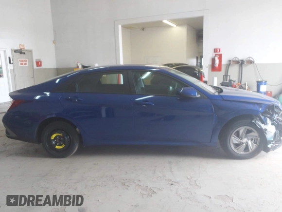 2024 Hyundai Elantra SE z VIN KMHLL4DG9RU681389, wystawiony jako IAAI lot #42017186 z przebiegiem 13 762 mil mil oraz . Historia ofert i sprzedaży dostępna na DreamBid. Obrazek 13.