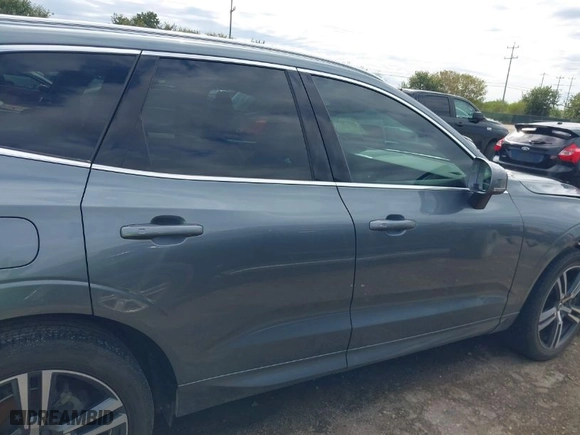 2018 Volvo XC60 Momentum with VIN YV4102RK7J1065151, listed as a IAAI auction lot 40770060 with 63,505 mi miles. Bid and sale history available at carsss.com. Image 13.