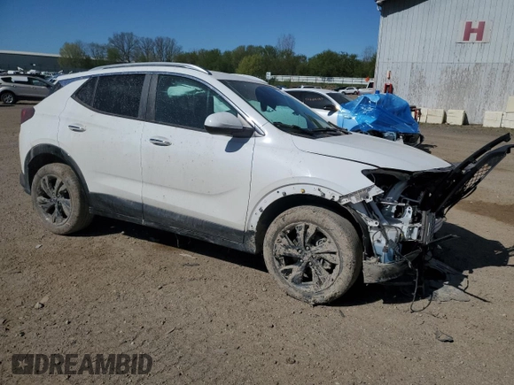 2024 Buick Encore GX Sport Touring z VIN KL4AMESL1RB078327, wystawiony jako Copart lot #54906155 z przebiegiem 48 010 mil mil oraz Nie do naprawy • Non repairable. Historia ofert i sprzedaży dostępna na DreamBid. Obrazek 4.