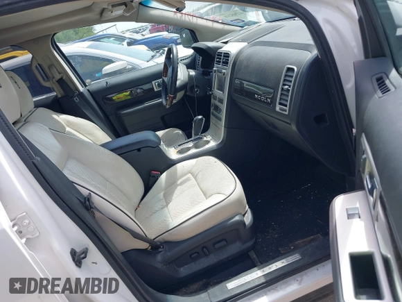2010 Lincoln MKX z VIN 2LMDJ6JC2ABJ26385, wystawiony jako IAAI lot #42245218 z przebiegiem 238 611 mil mil oraz . Historia ofert i sprzedaży dostępna na DreamBid. Obrazek 5.