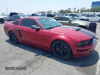 2006 Ford Mustang GT Deluxe z VIN 1ZVFT82H565128505, wystawiony jako IAAI lot #42470653 z przebiegiem 257 370 mil mil oraz . Historia ofert i sprzedaży dostępna na DreamBid. Obrazek 1.