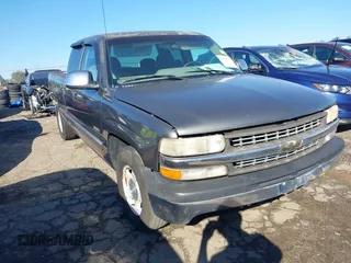 2000 Chevrolet Silverado 1500 with VIN 2GCEC19VXY1296243, listed as a IAAI auction lot 41568137 with 239,533 mi miles. Bid and sale history available at carsss.com. Image 1.