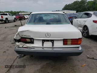 1985 Mercedes-Benz 380 z VIN WDBCA32C8FA127549, wystawiony jako Copart lot #54406985 z przebiegiem 167 688 mil mil oraz Szkoda całkowita • Salvage title. Historia ofert i sprzedaży dostępna na DreamBid. Obrazek 6.