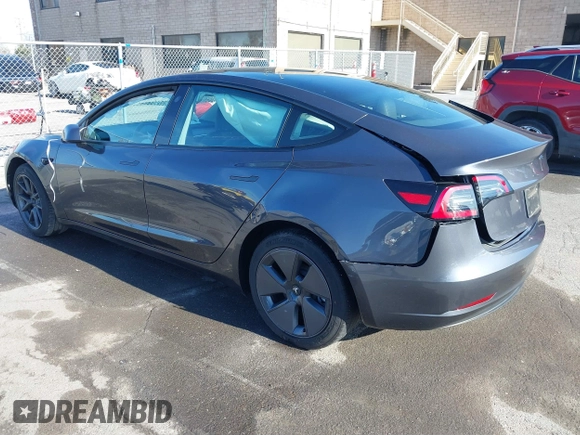 2023 Tesla Model 3 z VIN 5YJ3E1EA1PF681030, wystawiony jako IAAI lot #41545960 z przebiegiem 19 590 mil mil oraz . Historia ofert i sprzedaży dostępna na DreamBid. Obrazek 3.