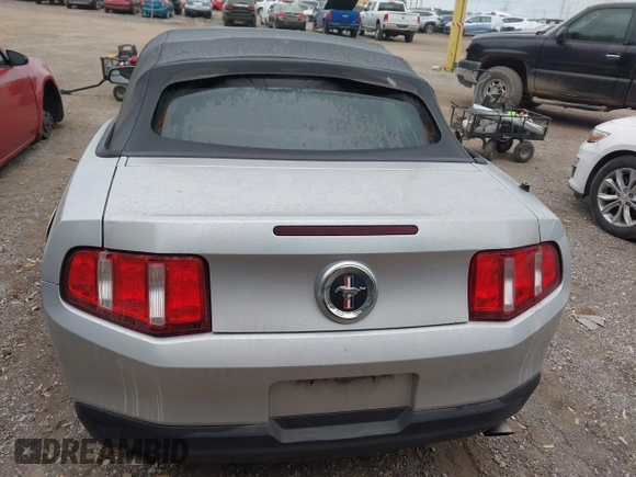 2012 Ford Mustang V6 z VIN 1ZVBP8EM4C5273218, wystawiony jako IAAI lot #42253497 z przebiegiem 175 676 mil mil oraz . Historia ofert i sprzedaży dostępna na DreamBid. Obrazek 16.