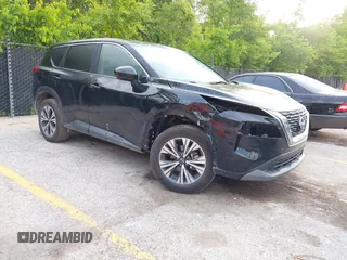 2023 Nissan Rogue SV z VIN JN8BT3BA7PW421121, wystawiony jako IAAI lot #42335059 z przebiegiem 57 866 mil mil oraz . Historia ofert i sprzedaży dostępna na DreamBid. Obrazek 1.