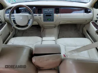 2006 Lincoln Town Car Signature Limited z VIN 1LNHM82V66Y647071, wystawiony jako Copart lot #58176045 z przebiegiem 168 075 mil mil oraz Szkoda całkowita • Salvage title. Historia ofert i sprzedaży dostępna na DreamBid. Obrazek 8.