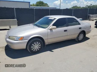 1999 Toyota Camry LE с VIN 4T1BG22K8XU579798, выставлен на аукционе Copart как лот 61396745 с пробегом 185 542 миль миль и Списание • Salvage title. История ставок и продаж доступна на DreamBid. Изображение 1.