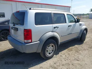 2007 Dodge Nitro SXT z VIN 1D8GT28KX7W562701, wystawiony jako IAAI lot #42181375 z przebiegiem 259 879 mil mil oraz . Historia ofert i sprzedaży dostępna na DreamBid. Obrazek 4.