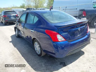 2019 Nissan Versa SV z VIN 3N1CN7AP1KL871484, wystawiony jako IAAI lot #42160363 z przebiegiem 91 012 mil mil oraz . Historia ofert i sprzedaży dostępna na DreamBid. Obrazek 3.