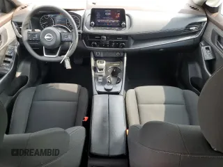 2023 Nissan Rogue S z VIN 5N1BT3AB1PC857790, wystawiony jako Copart lot #60016115 z przebiegiem 76 092 mil mil oraz Czysty tytuł • Clean title. Historia ofert i sprzedaży dostępna na DreamBid. Obrazek 8.