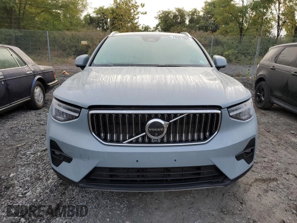 2024 Volvo XC40 Plus Bright Theme z VIN YV4L12UE0R2303399, wystawiony jako Copart lot #74531594 z przebiegiem 7 281 mil mil oraz Szkoda całkowita • Salvage title. Historia ofert i sprzedaży dostępna na DreamBid. Obrazek 5.