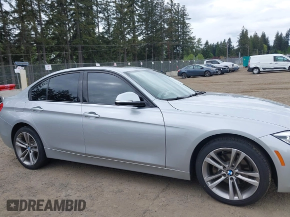 2017 BMW 3 Series 320i xDrive с VIN WBA8A3C36HK692592, выставлен на аукционе IAAI как лот 42218917 с пробегом 72 344 миль миль и . История ставок и продаж доступна на DreamBid. Изображение 13.