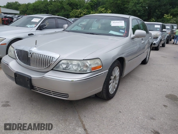 2003 Lincoln Town Car Signature z VIN 1LNHM82W13Y640985, wystawiony jako IAAI lot #42294241 z przebiegiem 230 556 mil mil oraz . Historia ofert i sprzedaży dostępna na DreamBid. Obrazek 2.