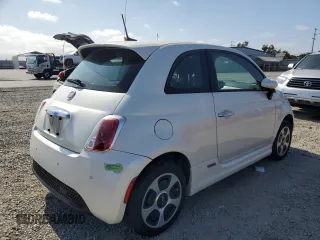 2017 FIAT 500e z VIN 3C3CFFGE5HT515272, wystawiony jako Copart lot #58271005 z przebiegiem 47 663 mil mil oraz Tytuł czysty. Historia ofert i sprzedaży dostępna na DreamBid. Obrazek 3.