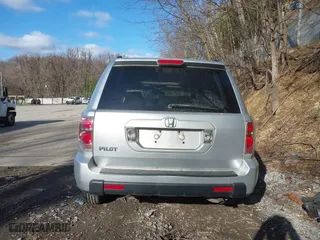 2006 Honda Pilot EX-L with RES with VIN 5FNYF28696B013992, listed as a IAAI auction lot 41853969 with 258,069 mi miles. Bid and sale history available at carsss.com. Image 17.