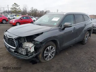 2021 Toyota Highlander XLE with VIN 5TDHZRBH4MS068577, listed as a IAAI auction lot 41320126 with 60,484 mi miles. Bid and sale history available at carsss.com. Image 21.
