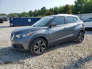 2019 Nissan Kicks S z VIN 3N1CP5CU9KL492573, wystawiony jako Copart lot #59094675 z przebiegiem 40 196 mil mil oraz Szkoda całkowita • Salvage title. Historia ofert i sprzedaży dostępna na DreamBid. Obrazek 1.