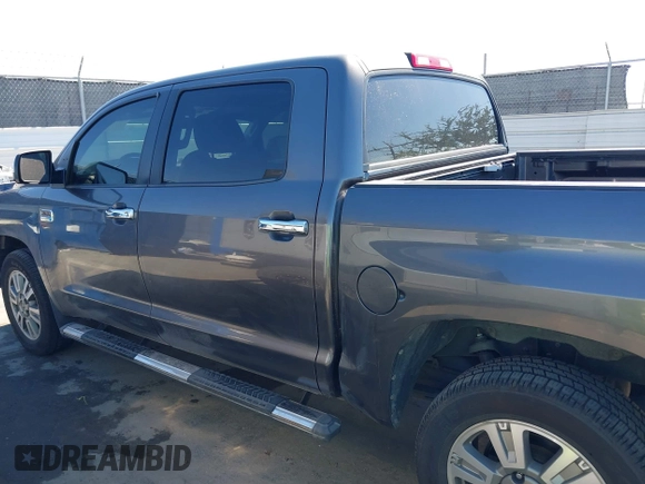 2017 Toyota Tundra Platinum z VIN 5TFAW5F15HX612228, wystawiony jako IAAI lot #41677281 z przebiegiem 157 425 mil mil oraz . Historia ofert i sprzedaży dostępna na DreamBid. Obrazek 14.