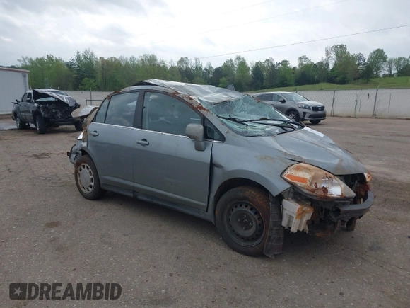 2008 Nissan Versa S z VIN 3N1BC11E78L431839, wystawiony jako IAAI lot #41956377 z przebiegiem 121 071 mil mil oraz . Historia ofert i sprzedaży dostępna na DreamBid. Obrazek 1.