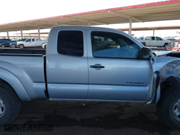 2008 Toyota Tacoma z VIN 5TEUU42N28Z563570, wystawiony jako IAAI lot #42193035 z przebiegiem 226 673 mil mil oraz . Historia ofert i sprzedaży dostępna na DreamBid. Obrazek 13.
