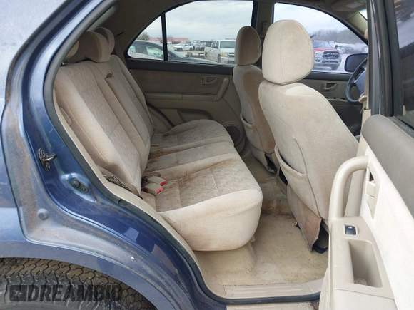 2004 Kia Sorento LX with VIN KNDJC733545221418, listed as a IAAI auction lot 41842215 with 129,177 mi miles. Bid and sale history available at carsss.com. Image 8.