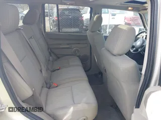 2007 Jeep Commander Sport z VIN 1J8HG48KX7C669647, wystawiony jako IAAI lot #41607617 z przebiegiem 333 861 mil mil oraz . Historia ofert i sprzedaży dostępna na DreamBid. Obrazek 8.