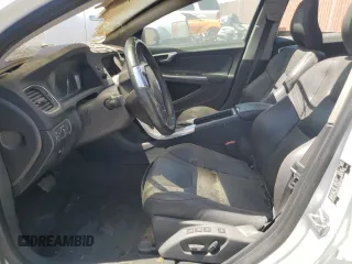 2015 Volvo V60 T5 z VIN YV4612HK7F1001283, wystawiony jako Copart lot #54272035 z przebiegiem Nie podano mil oraz Szkody całkowita. Historia ofert i sprzedaży dostępna na DreamBid. Obrazek 7.