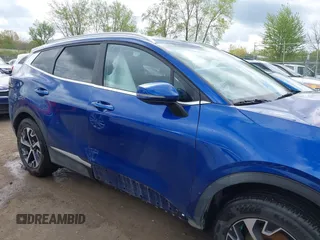 2025 Kia Sportage EX z VIN 5XYK3CDFXSG273654, wystawiony jako IAAI lot #42167635 z przebiegiem 6345 mil mil oraz . Historia ofert i sprzedaży dostępna na DreamBid. Obrazek 14.